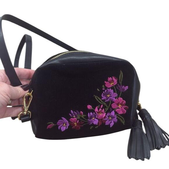 IMNYC Isaac Mizrahi Black Flower‎ Purse - Picture 1 of 14